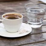 قهوه می‌خورید؟ این تداخلات دارویی را بشناسید