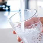 چه زمانی باید آب سرد، گرم یا ولرم بنوشیم؟