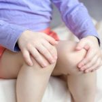 آب آوردن مفصل، نشانه‌ای مهم از این نوع روماتیسم در کودکان