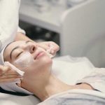 پاکسازی پوست؛ از خانه تا کلینیک