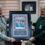تابلویی که فرمانده کل ارتش به فرمانده کل سپاه هدیه کرد