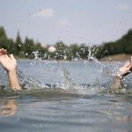 نکاتی که باید هنگام شنا رعایت کنید تا از غرق شدگی در امان بمانید