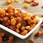 خوردن کشمش صبح ناشتا در طب سنتی برای تقویت حافظه توصیه می‌شود
