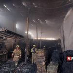 آتش‌سوزی یک کارگاه انبار پارچه در جاده ورامین+ عکس