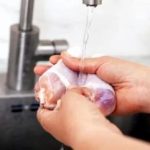 مرغ خام را بشویید دچار این بیماری می‌شوید