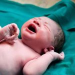 تولد نوزاد عجول در بالگرد هلال‌احمر