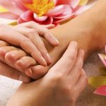 ماساژ کف پا، راهکاری ساده برای بهبود خواب این گروه از زنان