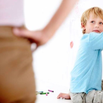 انضباط بیش از حد چگونه بر رشد کودک تأثیر می گذارد؟