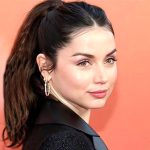 پوشش غیرمنتظره آنا دِ آرماس با عبا و روسری!