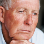 افسردگی و انزوای اجتماعی ناشی از بی‌اختیاری در سالمندان